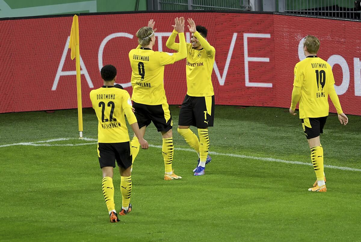 Jadon Sancho (centro-derecha), del Borussia Dortmund, festeja con Erling Haaland