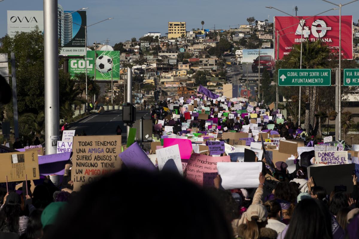Más de mil mujeres marcharon por las calles.