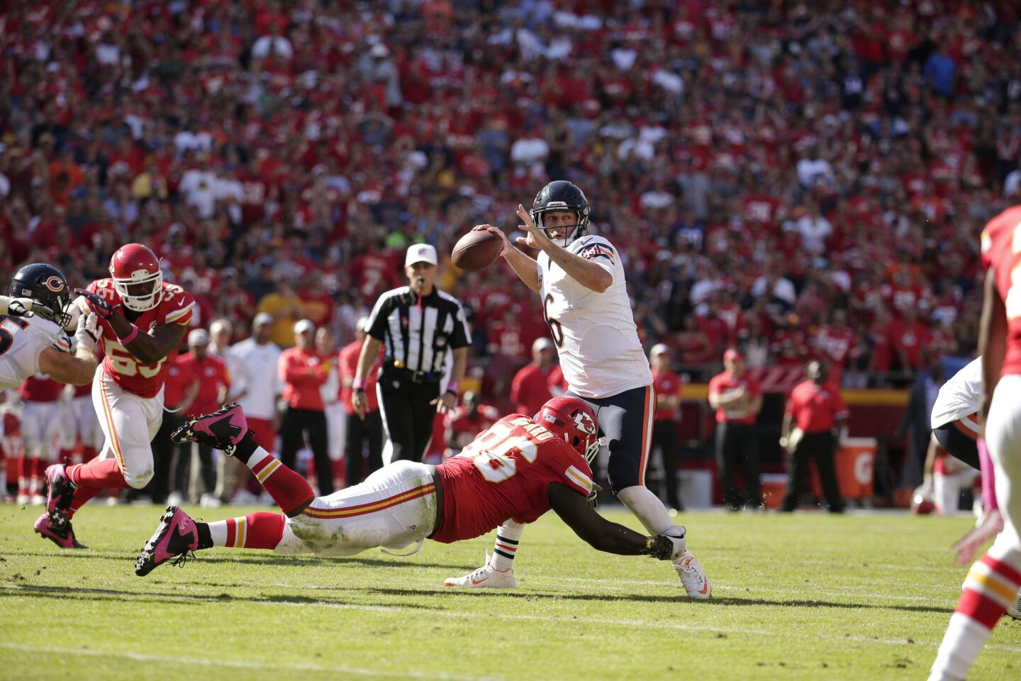 Jay Cutler throws the game-winning touchdown pass to running back Matt Forte while under pressure from Chiefs defensive lineman Jaye Howard late in the fourth quarter.