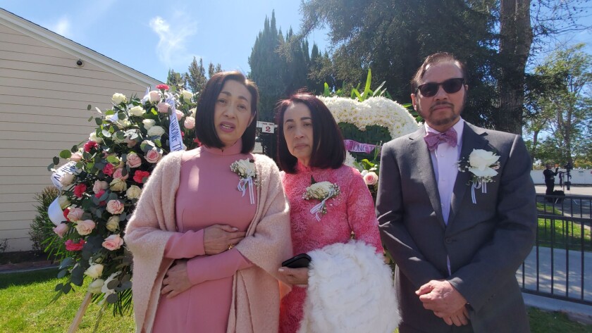 Singers Y Lan and Quynh Huong, daughters of diva Thai Thanh, and their brother Viet Le wore pink for their mother’s memorial service, saying the color brought her happiness. 