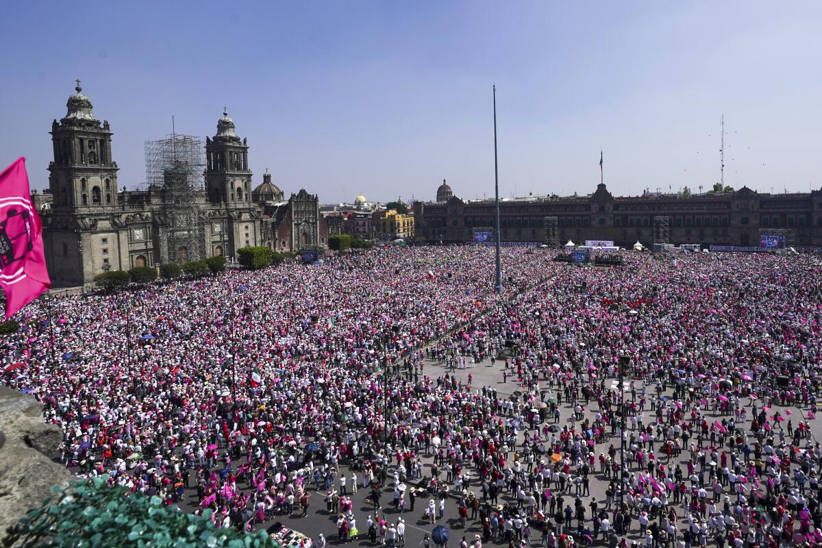 Una multitud participa en una marcha convocada por organizaciones ciudadanas para exigir que se respete la autonoma electoral en las prximas elecciones generales, el domingo 18 de febrero de 2024, en la Ciudad de Mxico. (AP Foto/Marco Ugarte)