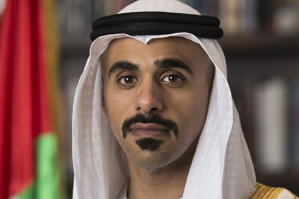 Fotografía proporcionada por la agencia de noticias emiratí, WAM, del jefe Khaled bin Mohamed bin Zayed Al Nahyan, presidente del Departamento de Seguridad Estatal de Emiratos Árabes Unidos, en Abu Dhabi, Emiratos Árabes Unidos, el 15 de febrero de 2016. (Ryan Carter/Crown Prince Court - Abu Dhabi, WAM vía AP, Archivo)