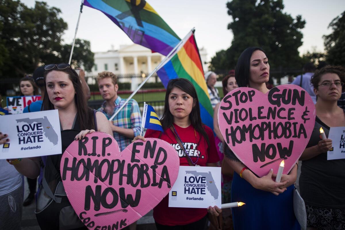 Miembros y simpatizantes de la comunidad LGBT manifiestan su repudio al tiroteo. (Atentado, Incendio, Estados Unidos) EFE/EPA/JIM LO SCALZO