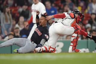 El dominicano José Ramírez, de los Guardianes de Cleveland, anota junto a Connor Wong, de los Medias Rojas de Boston, el martes 16 de abril de 2024 (AP Foto/Steven Senne)