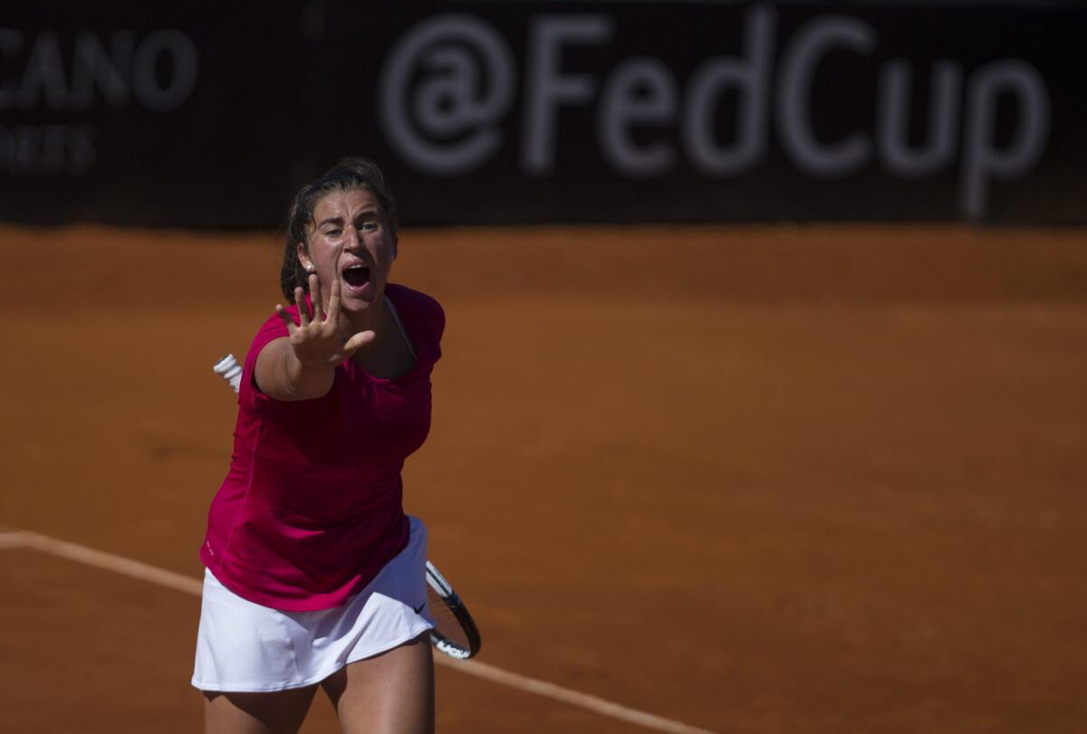 La tenista española Sara Sorribes celebra tras vencer a la argentina Paula Ormaechea.