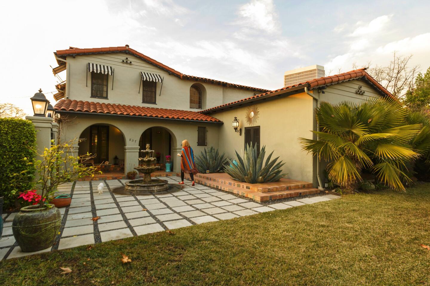 Andy and Johanna McElfresh fell in love with a 1933 Mediterranean home in Mid-Wilshire due to its sophisticated Old World charm. They also appreciated that much of the original house was left intact, including the kitchen and bathrooms.