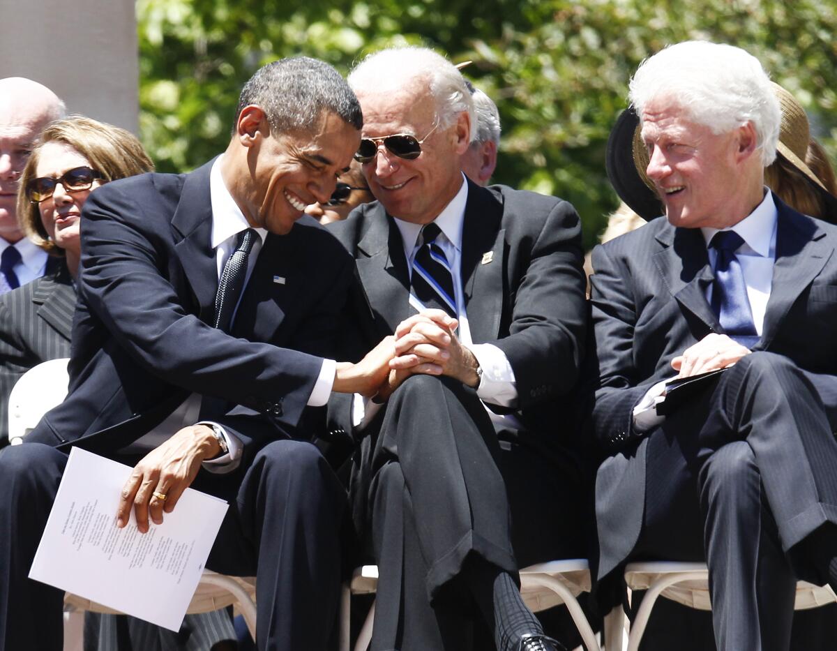 El presidente Barack Obama, el vicepresidente Joe Biden y el expresidente Bill Clinton asisten a un servicio en