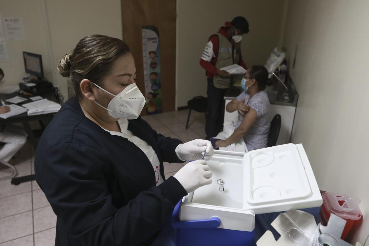 México amplía vacunación en pleno repunte de COVID-19