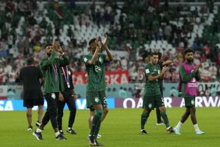 Los jugadores de Arabia Saudí agradedecen al público tras el partido que perdieron ante Polonia en el Mundial, el sábado 26 de noviembre de 2022, en Rayán, Qatar (AP Foto/Francisco Seco)