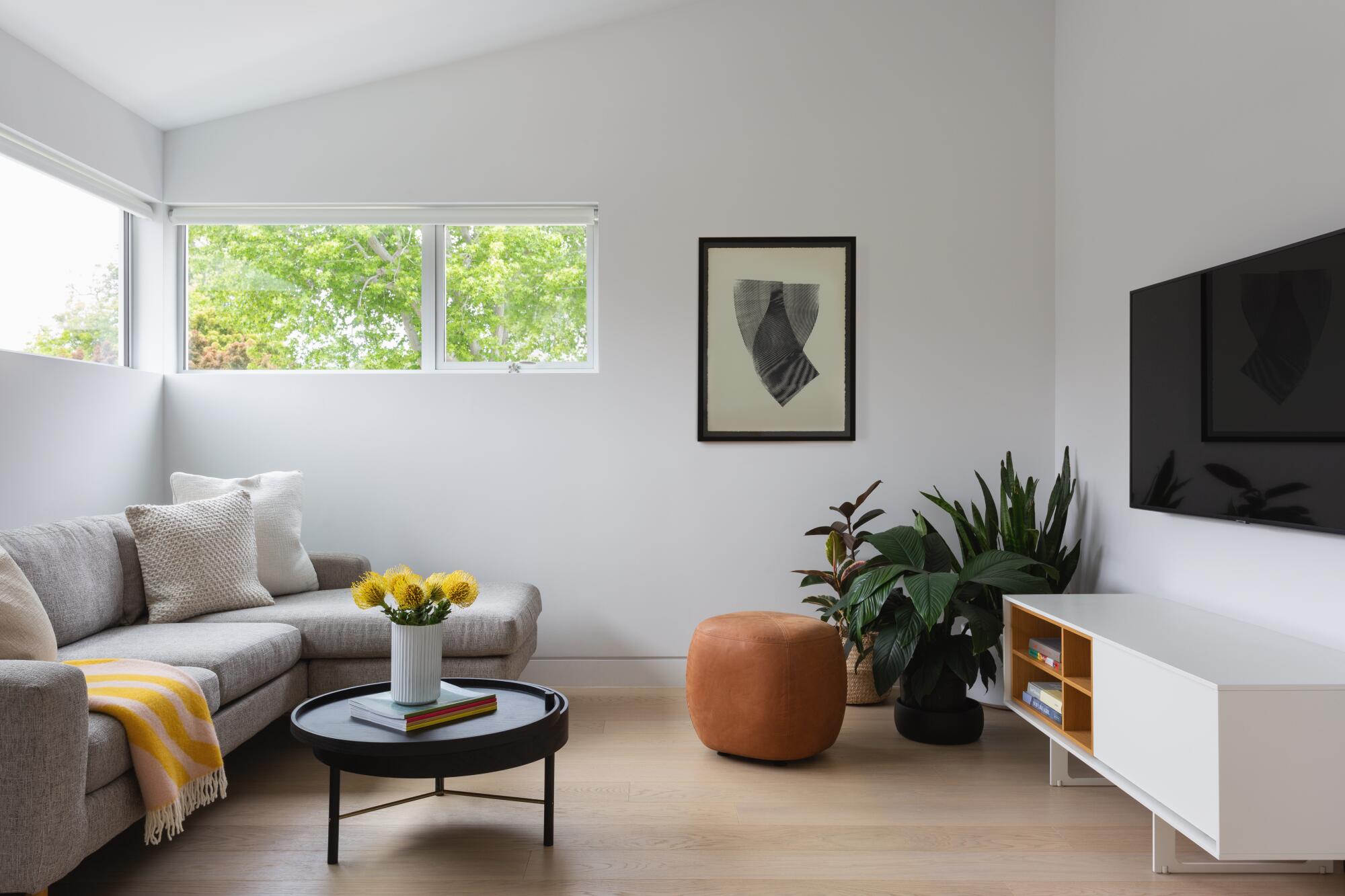 Una habitación de vida simple con ventanas de escape