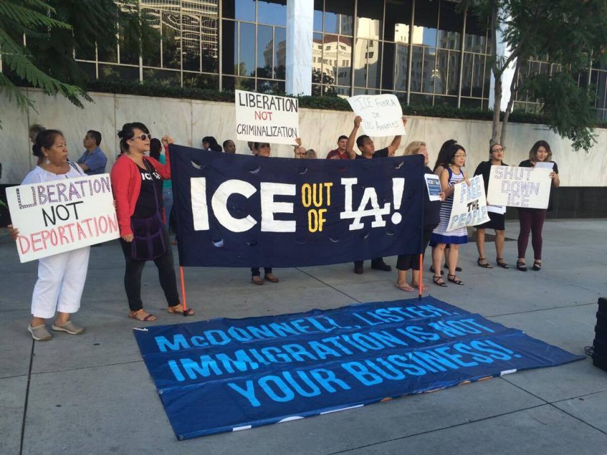 La coalición ICE Out of L.A., integrada por 20 organizaciones pro-inmigrantes, promueve el uso de la línea telefónica 1-844-878-7801 para denunciar redadas y brindar orientación para enfrentar los casos de deportación.