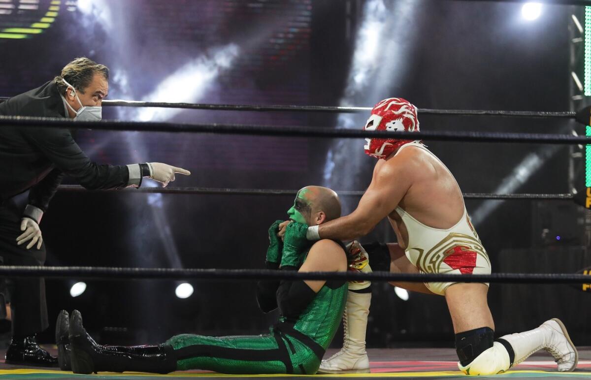 Función de lucha libre se lleva a cabo en México en medio de la pandemia del coronavirus.
