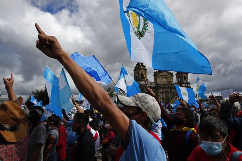 Manifestantes se reúnen frente al Congreso en la Ciudad de Guatemala, sábado 21 de noviembre de 2020. 