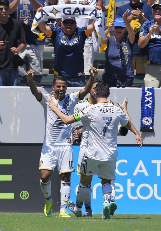 Giovani Dos Santos, Robbie Keane