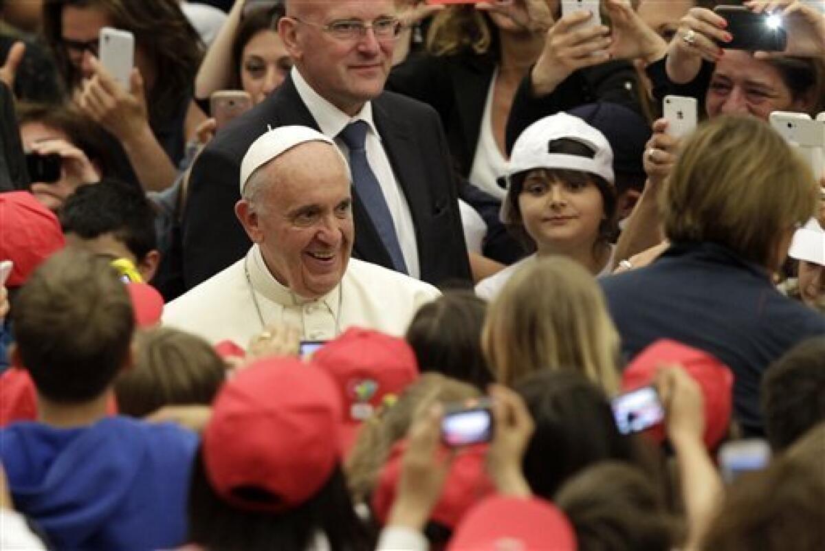 El papa Francisco llega para una audiencia con un grupo de niños en el salón Pablo VI del Vaticano.