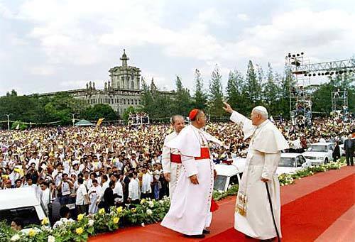 Pope John Paul II and Sin greet students at the University of Santo Tomas in Manila in January 1995. Sin was the head of the Manila Archdiocese for nearly 30 years and was known for his vocal stances on political and moral issues.