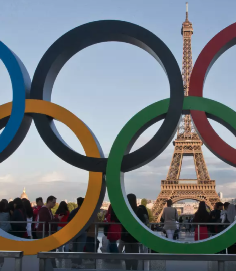 Los anillos olímpicos están instalados en la plaza Trocadero