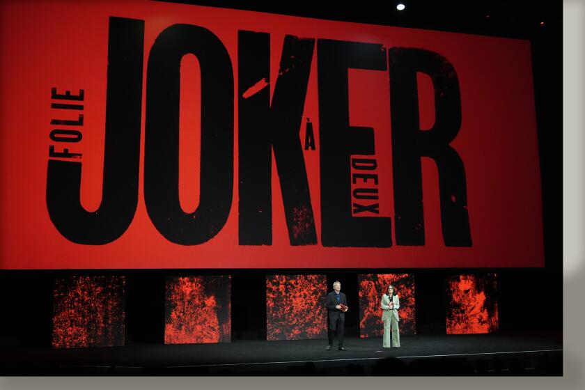 Michael De Luca, izquierda, y Pamela Abdy, copresidentes y directores ejecutivos de Warner Bros. Motion Picture Group, presentan un avance de la próxima película "Joker: Folie a Deux" durante la presentación de Warner Bros. Pictures en CinemaCon 2024, el martes. 9 de abril de 2024, en Las Vegas.