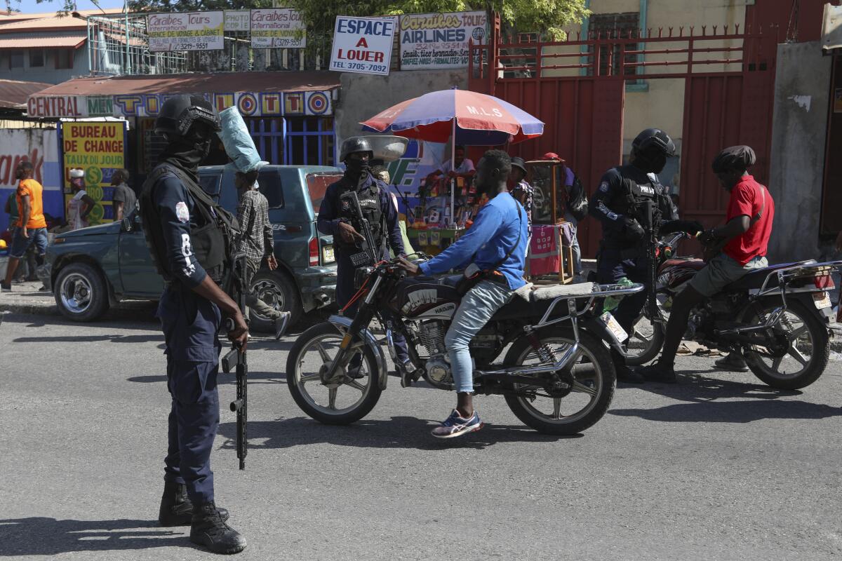 Agentes de la policía detienen a unos motociclistas mientras patrullan Puerto Príncipe, Haití, 