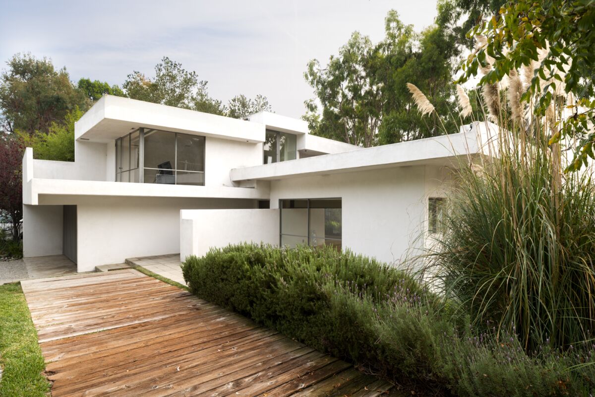 A view of the interlocking, white geometric forms of Rudolph Schindler's Fitzpatrick-Leland House. 