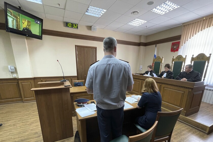 El líder opositor ruso Alaxei Navalny, visto en una pantalla de televisión, aparece en un enlace de video proveído por el Servicio Federal de Prisiones de Rusia en una corte en Vladimir el 28 de junio del 2022. (AP Foto/Kirill Zarubin)
