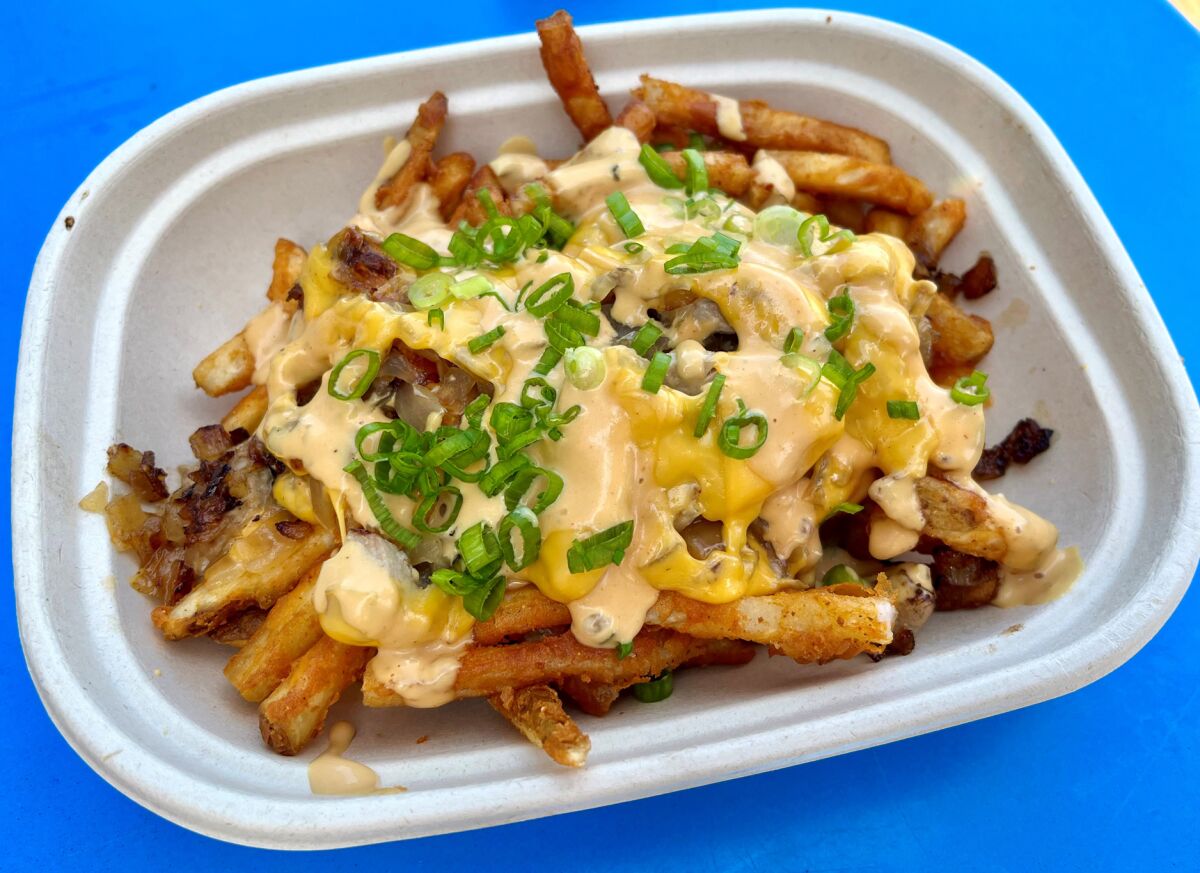 바닷가 소금물에 바다 동물 튀김.