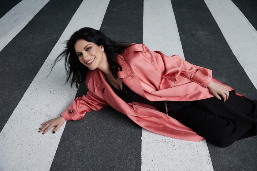Laura Pausini lanza "Durar" su nuevo sencillo, una fuerte balada sobre las relaciones y su manera de enfrentar los altibajos.
