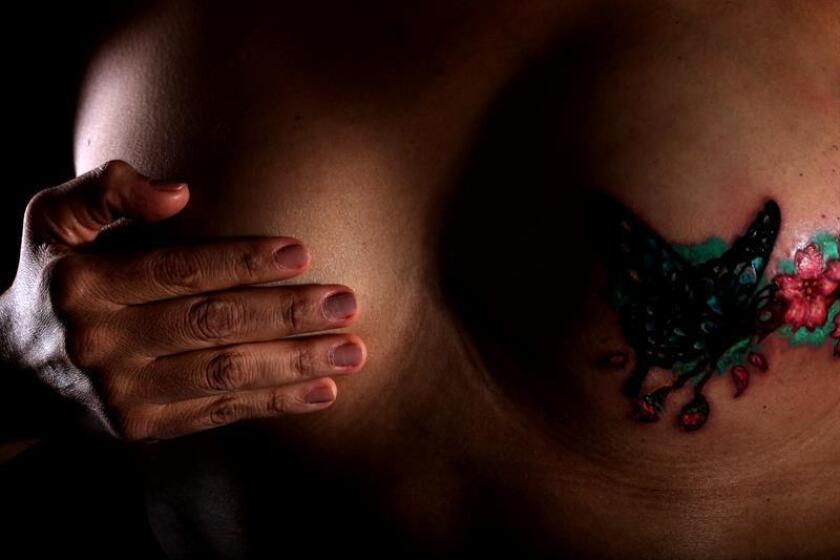 Fotografía que muestra un tatuaje en la cicatriz que dejó el cáncer de mama en una mujer, en Ciudad de México (México). EFE/Archivo