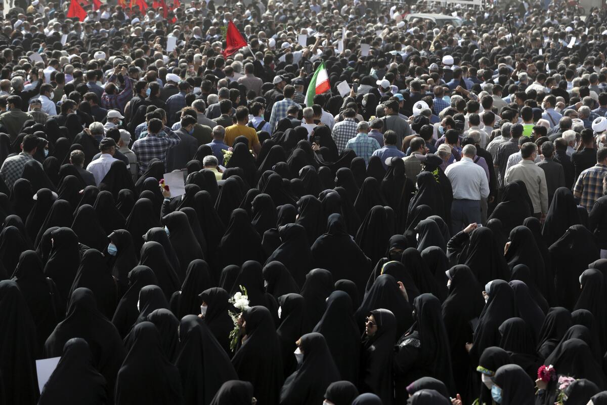 Dolientes participan en el funeral del coronel de la Guardia Revolucionaria de Irán, Hassan Sayyad 
