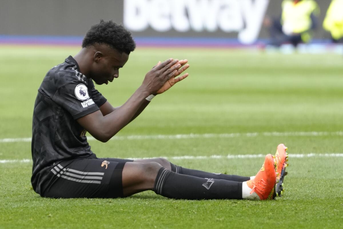 Bukayo Saka reacciona tras desperdiciar un penal para Arsenal en el empate 2-2 contra Weste Ham