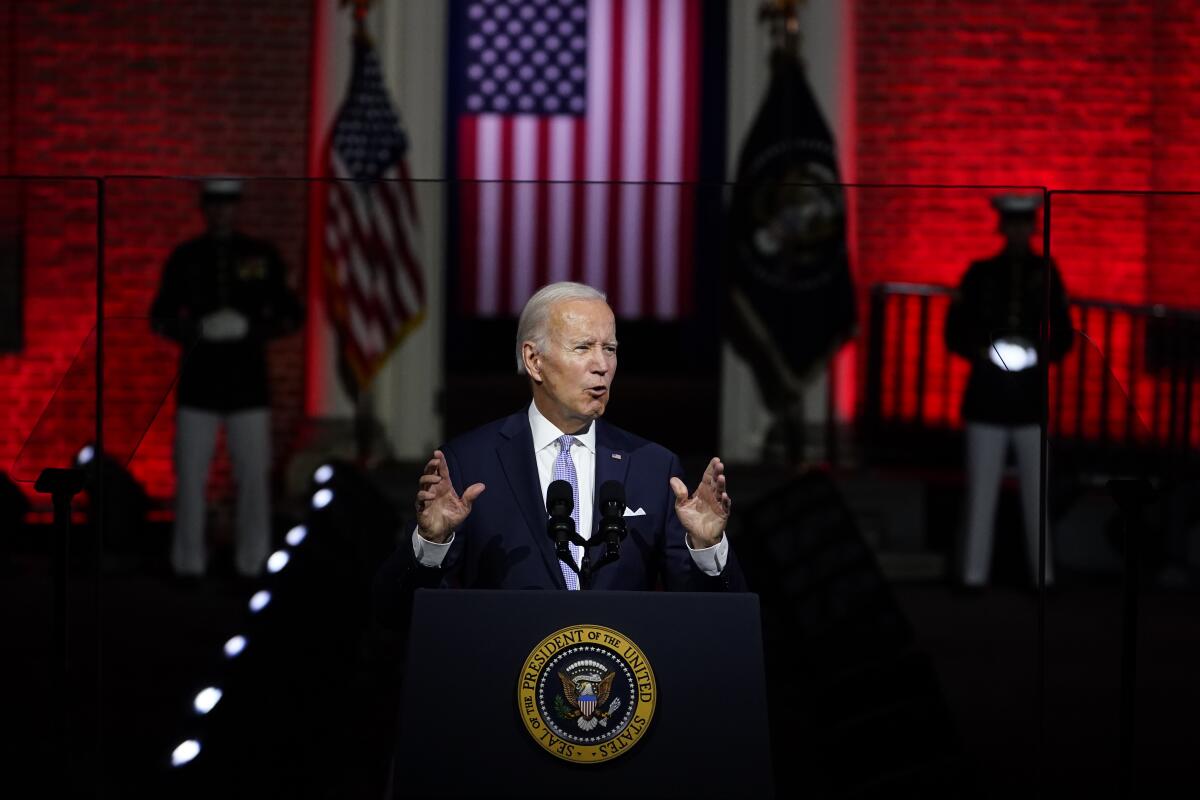 El presidente Joe Biden pronuncia un discurso al exterior de la Sala de la Independencia