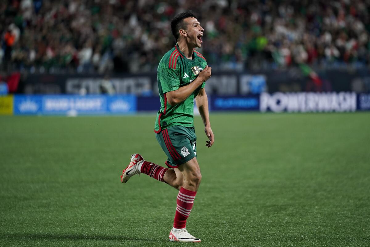 Hirving Lozano, de México, festeja su gol ante Ghan 