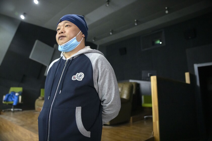 Lan Bo, director de la película documental "Wuhan, I Am Here" ("Wuhan, aquí estoy"), en una sala de proyecciones antes del visionado de su filme en Beijing, el 15 de enero de 2022. (AP Foto/Mark Schiefelbein)