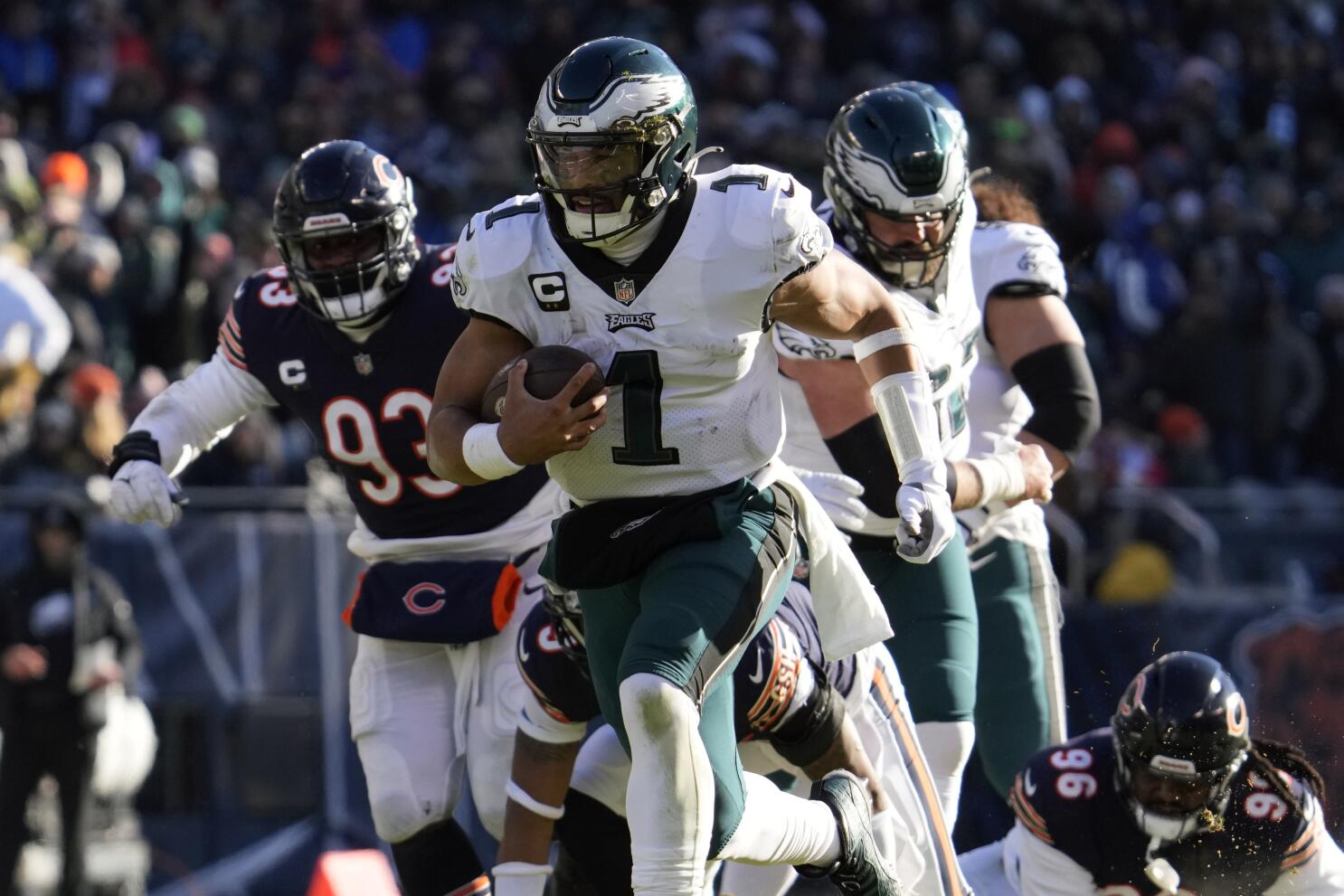 AP source: Eagles QB Hurts suffers sprained right shoulder - The