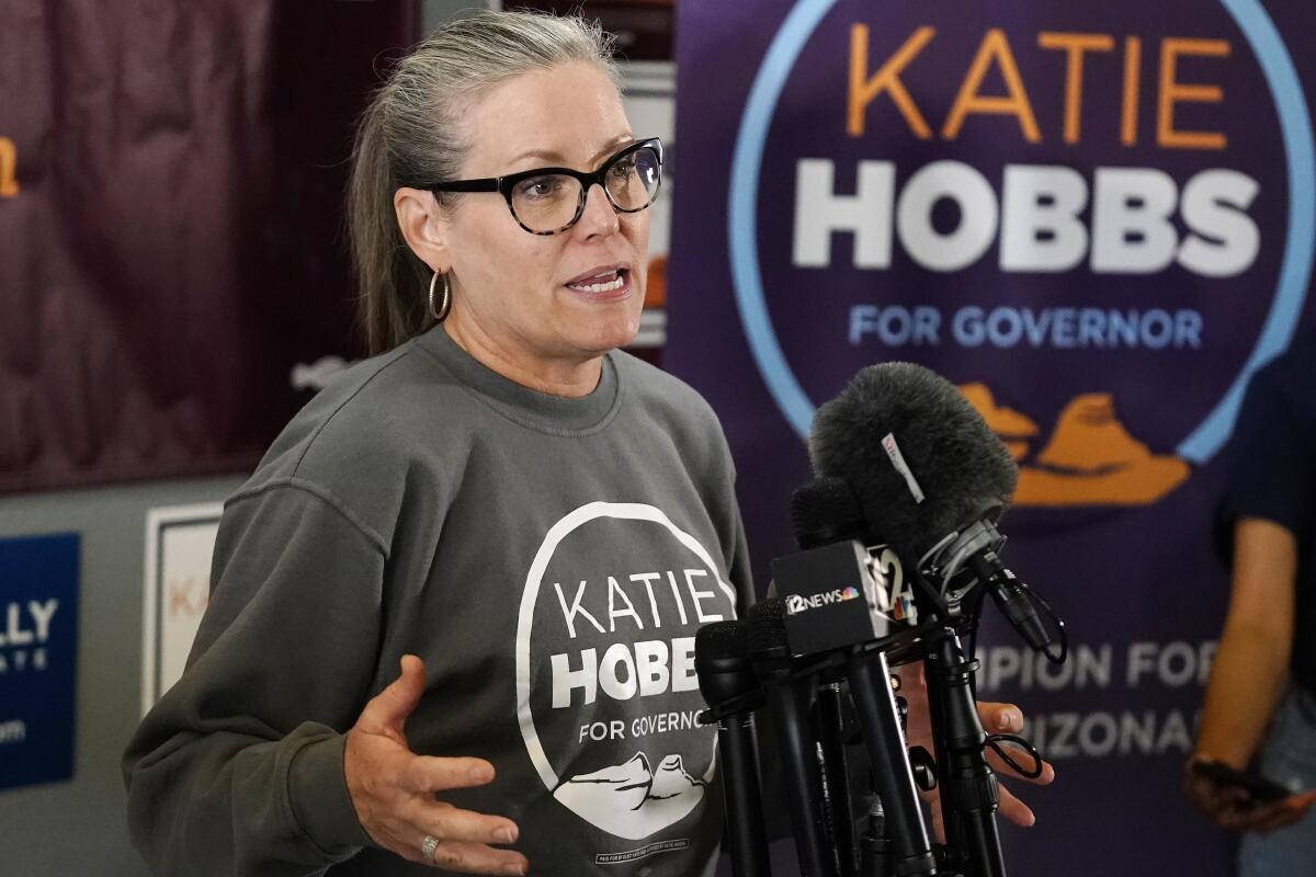 ARCHIVO - Katie Hobbs habla con simpatizantes en un evento de campaña, en Peoria, Arizona, 