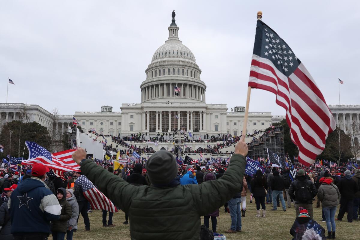 El FBI tenía un informante en la turba que asaltó el Capitolio, según medios