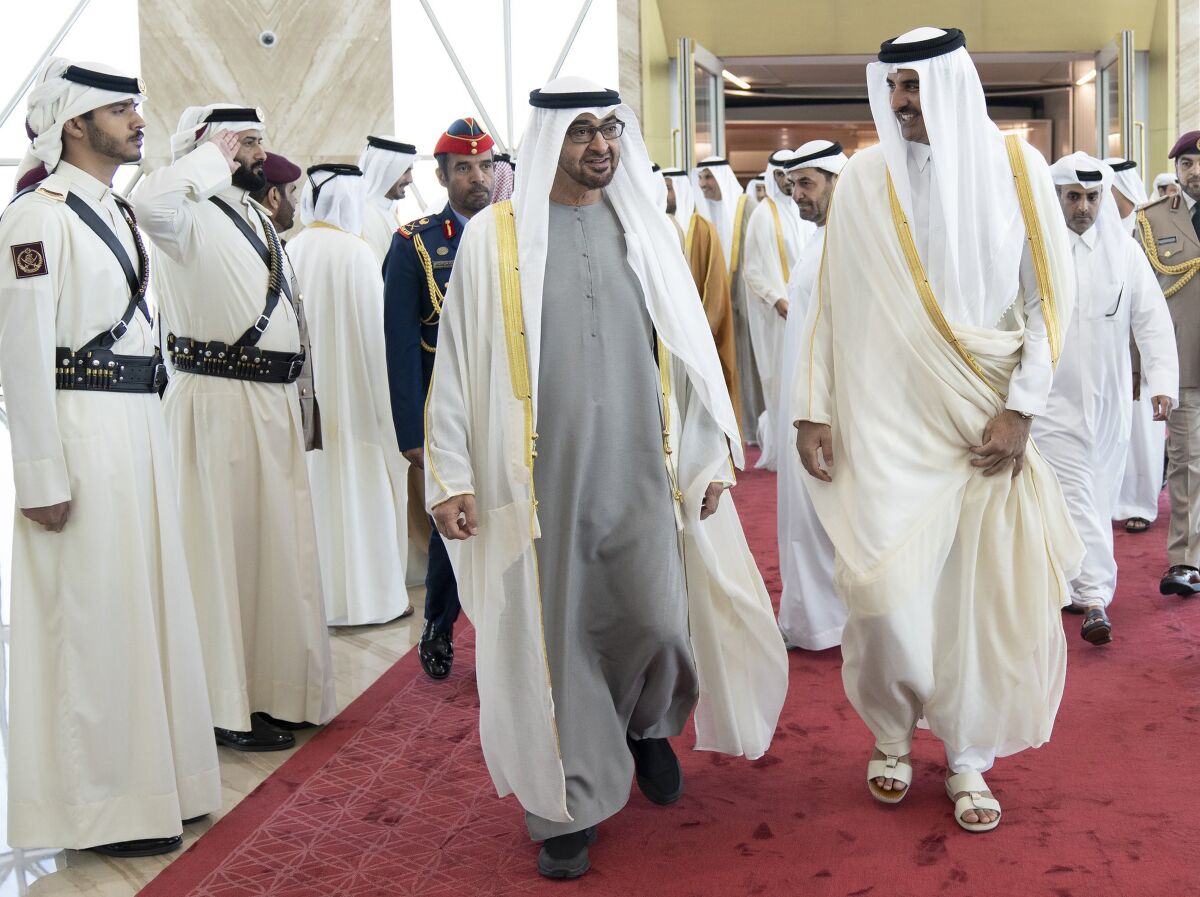 En esta imagen publicada por la oficina del gobernante qatríQatar Amiri Diwan, el emir de Qatar, el jeque Tamim bin Hamad Al-Thani, a la derecha, recibe al presidente de Emiratos Árabes Unidos, el jeque Mohamed bin Zayed Al-Nahyan, a su llegada al aeropuerto de Hamad en Doha, Qatar, el lunes 5 de diciembre de 2022. (Qatar Amiri Diwan via AP)
