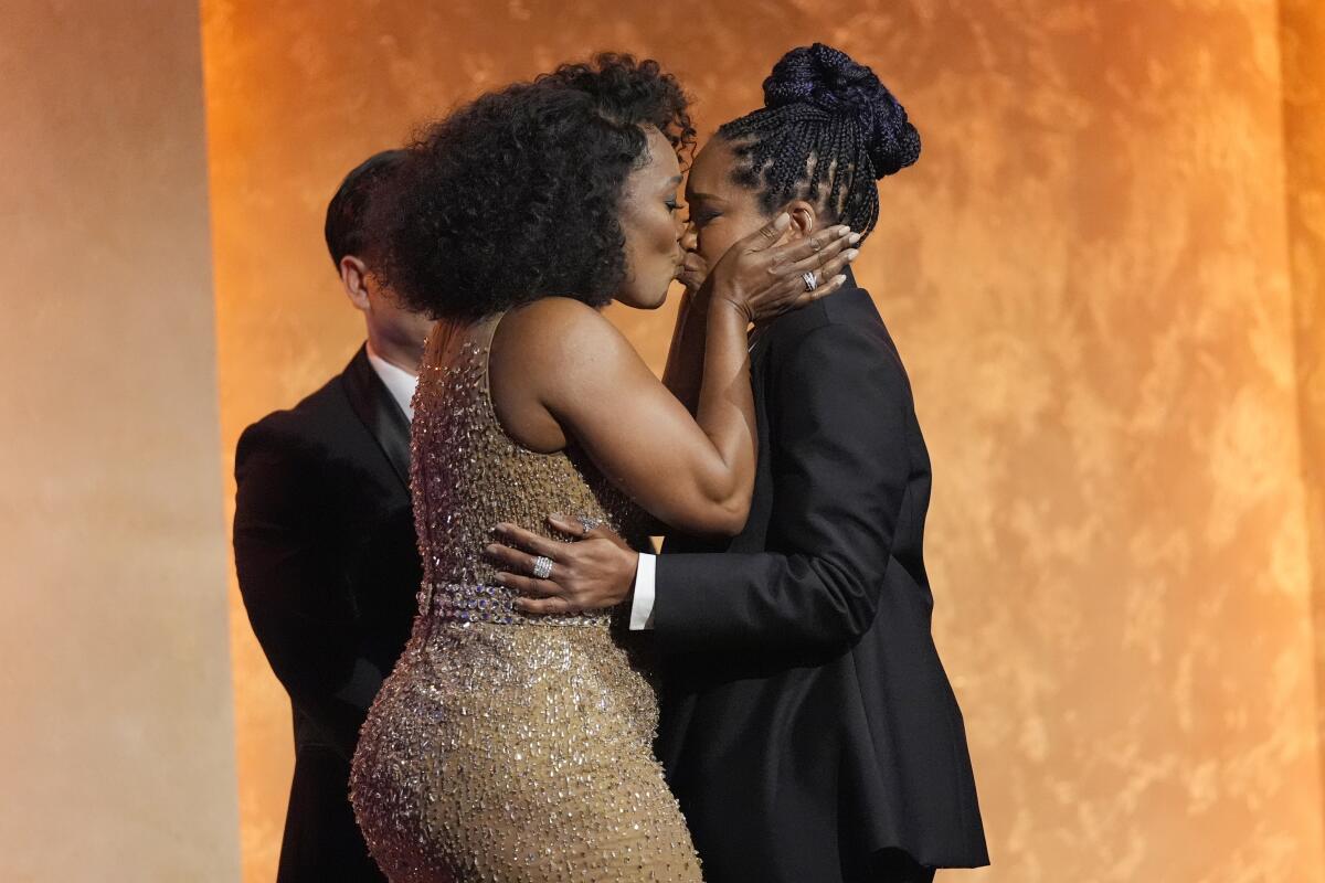 Angela Bassett gets honorary Oscar, kisses Regina King Los Angeles Times