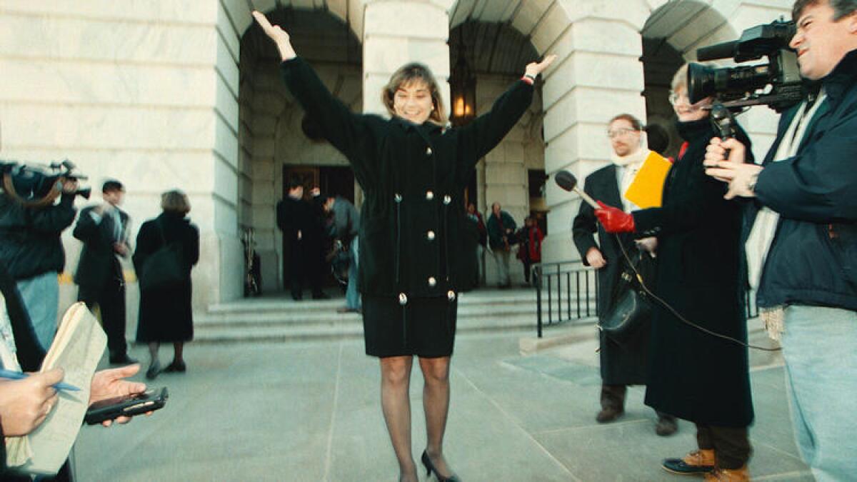 La representante Loretta Sánchez, frente las escaleras de un edificio de oficinas del Congreso. ()