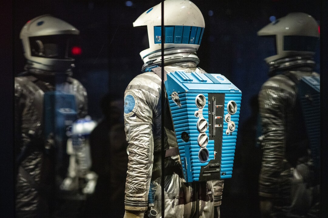 Un traje espacial en una vitrina en un museo. 