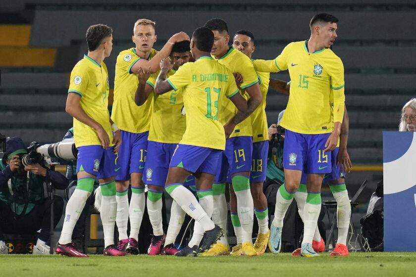 Andrey Dos Santos (3ro de izquierda a derecha) festeja tras anotar el tercer gol de Brasil ante Ecuador, en un partido del Sudamericano Sub20, disputado el martes 31 de enero de 2023, en Bogotá (AP Foto/Fernando Vergara)