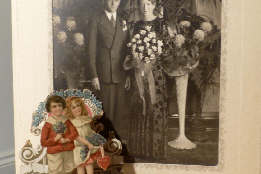 Esta imagen muestra una tarjeta del Día de San Valentín de 1917, que le fue dada a Louise Wirt por Fred Roth cuando él iba en cuarto grado. Años después, la pareja se casó y la tarjeta permaneció cerca de la cama de Louise hasta su muerte a los 91 años. (Nancy Roth vía AP)