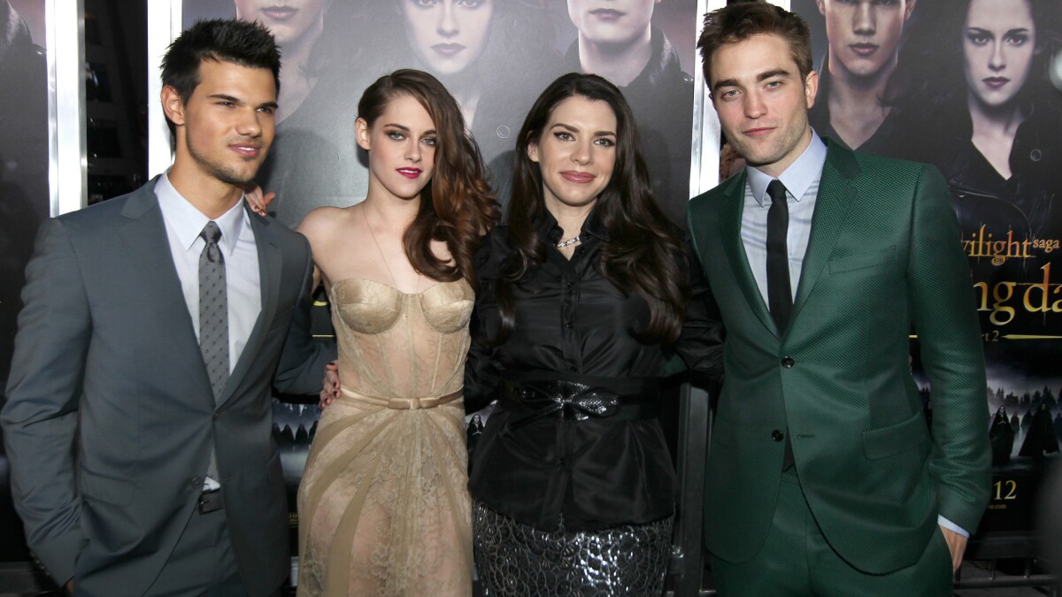 Eager Fans Gush Over New Twilight Book Midnight Sun Los Angeles Times