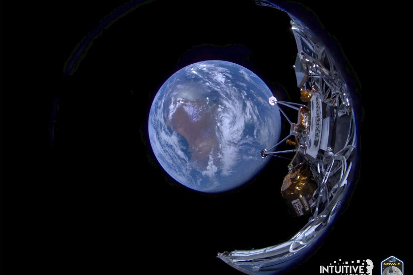 Esta imagen difundida por Intuitive Machines muestra su sonda lunar Odysseus con la Tierra al fondo, el 16 de febrero de 2024. (Intuitive Machines vía AP)