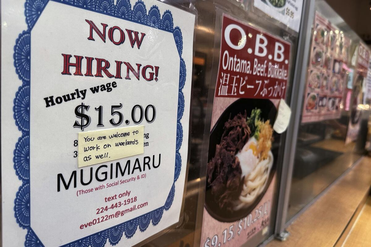 ARCHIVO - Un anuncio de empleo es exhibido en un restaurante en Arlington Heights, Illinois.