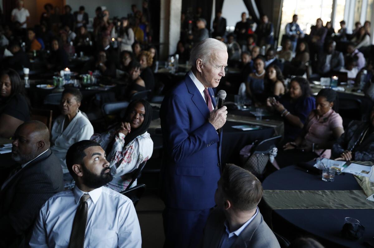 El candidato presidencial demócrata, el ex vicepresidente Joe Biden, participa en "Moving America Forward": un foro de candidatos presidenciales sobre infraestructura, empleos y construcción de una América mejor en la Universidad de Nevada el domingo en Las Vegas.