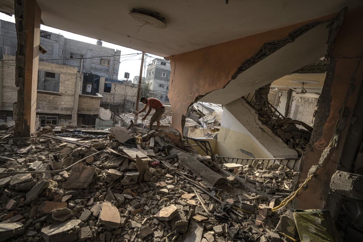 Un palestino comprueba la destrucción causada por ataques aéreos palestinos sobre Khan Younis,