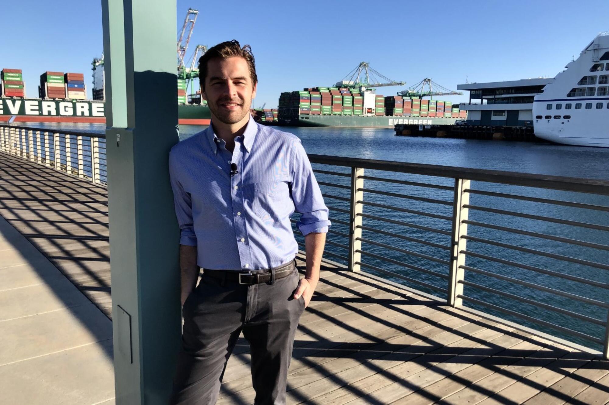El periodista mexicano Julio Vaqueiro durante su reciente vista al puerto angelino.