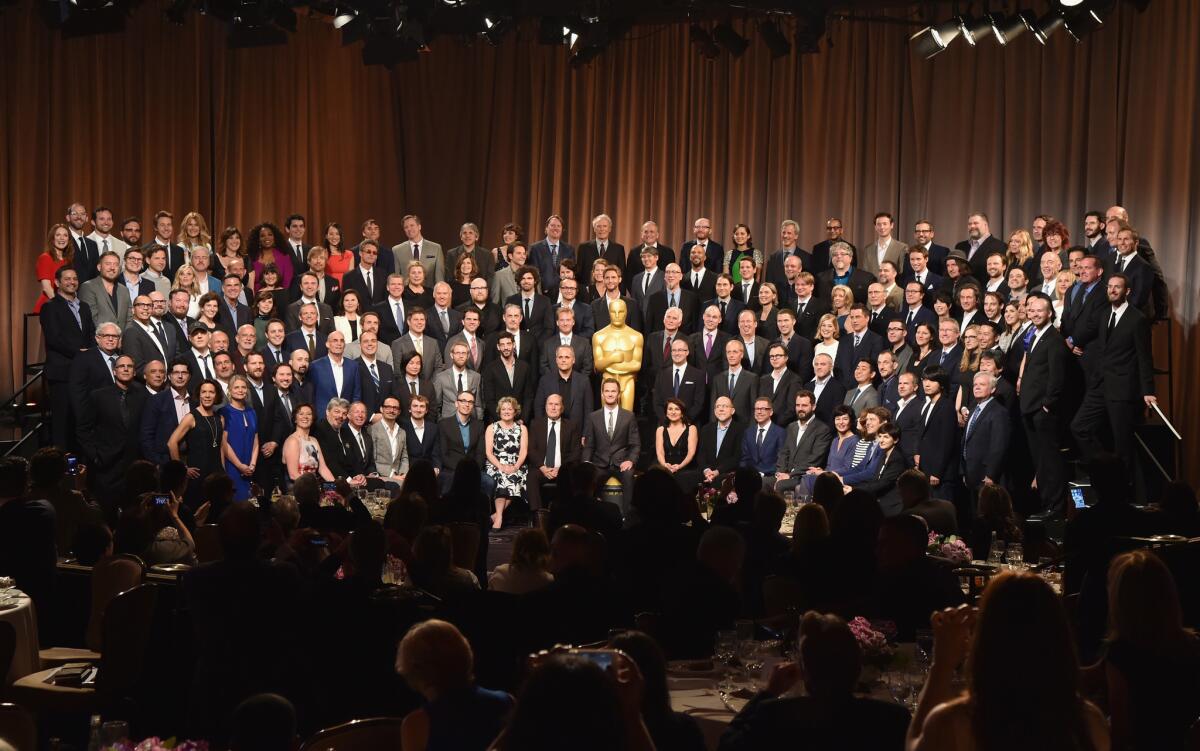 En esta foto, tomada durante el almuerzo del Oscar que se realiza cada año, aparecen muchos de los nominados a la edición de este año; solo tres de ellos son hispanos.
