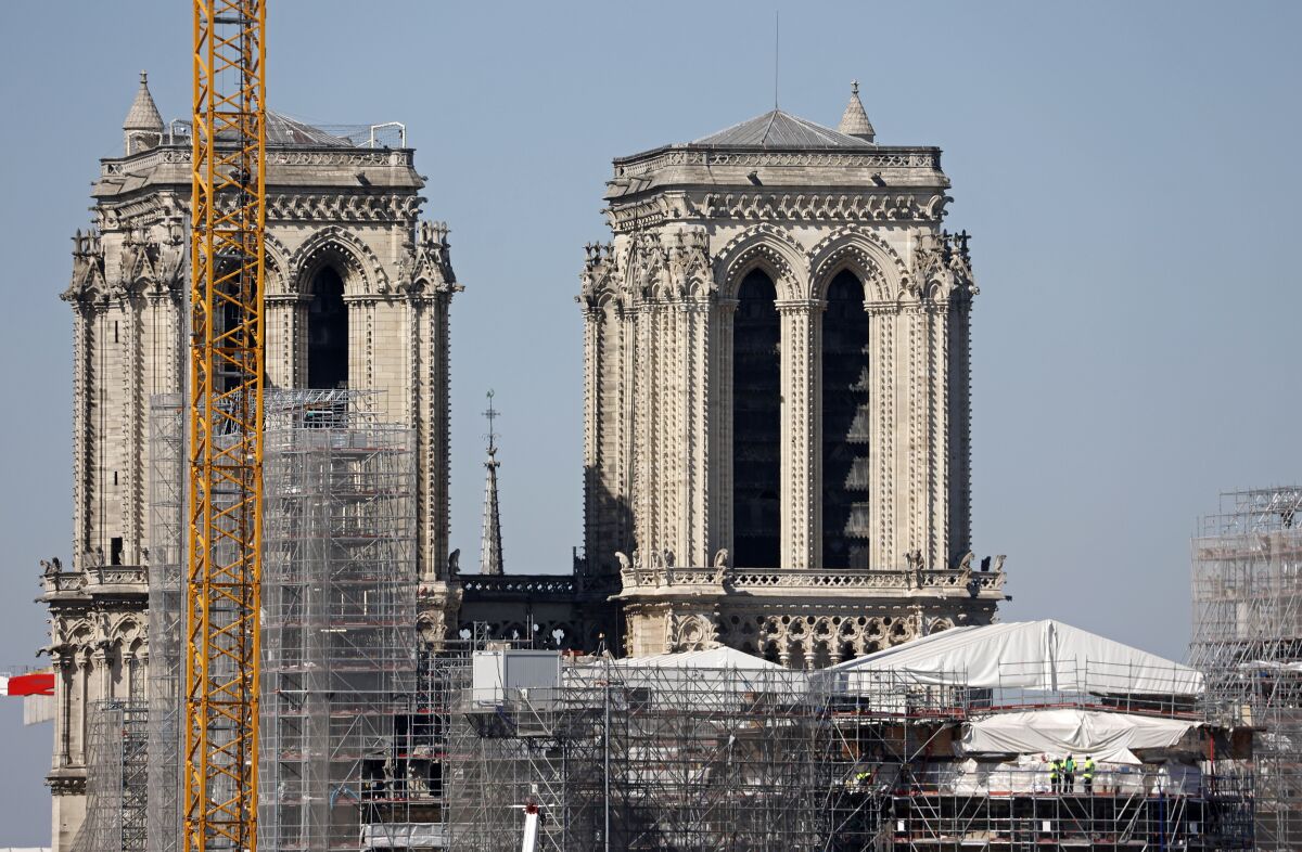 Notre Dame Katedrali'nin kuleleri, yangından neredeyse dört yıl sonra Paris'in simgesel anıtını harap etti.
